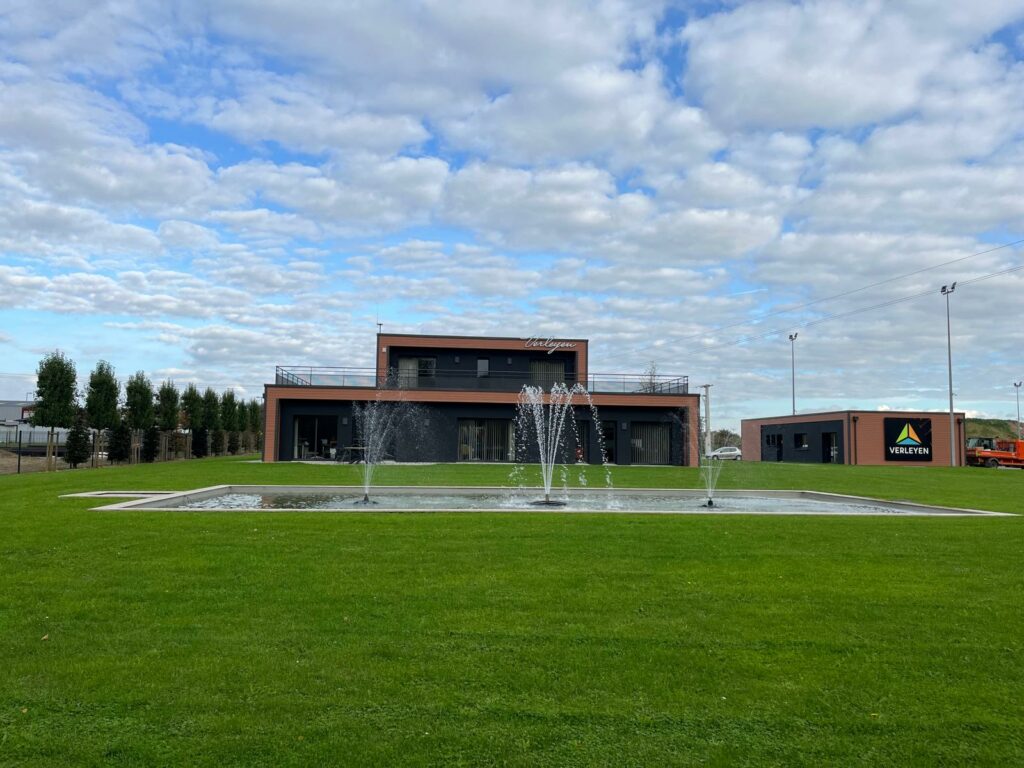 Chantier de terrassement et travaux publics réalisé par les entreprises Carré TP et Verleyen Terrassement. Gros œuvre et travaux de maçonnerie générale par Verleyen Construction et Carré TP. Siège social du Groupe Verleyen dans l'Eure.