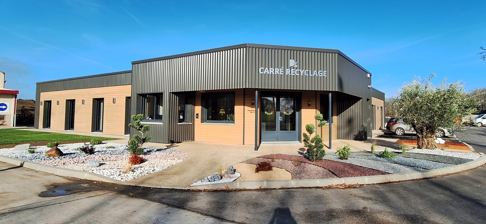 Centre de tri et valorisation des déchets de chantiers chez Carre Recyclage à Clef Vallée d'Eure. Chantier d'assainissement et viabilisation de terrain par l'entreprise Carré TP dans l'Eure.